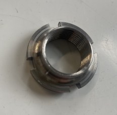 Matice M20x1,5 se z&aacute;řezy kap s